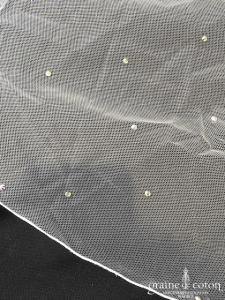 Création - Voile long de 2,50 mètres en tulle ivoire avec petits strass et bord surjeté