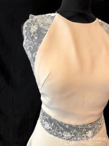 Création - Robe courte rose poudrée en crêpe et dentelle