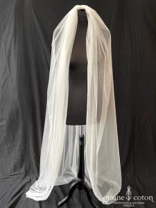 Création - Voile long de 2 mètres en tulle souple ivoire bords bruts