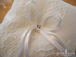 Bianco Evento - Mini coussin d'alliances en dentelle ivoire avec strass Swarovski au centre