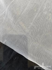 Création - Voile long de 3 mètres en tulle souple ivoire bords bruts