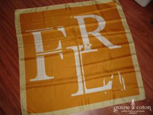 Furla - Foulard en soie jaune orangé