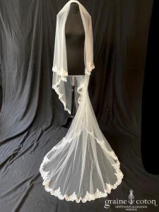 Déclaration mariage - Voile long de 2,50 mètres en tulle fluide ivoire bordé de dentelle