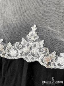 Déclaration mariage - Voile long de 2,50 mètres en tulle fluide ivoire bordé de dentelle