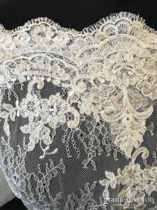 Bianco Evento White Boutik - Boléro en dentelle de chantilly encolure bateau et manches 3/4