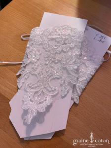 Bianco Evento - Mitaines courtes en dentelle de Calais ivoire avec sequins