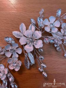Création - Barette à piquer dans un chignon motifs floraux argentés