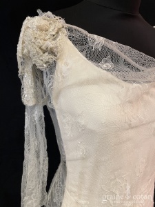 David Fielden - Création en soie et sur-robe en fine dentelle perlée