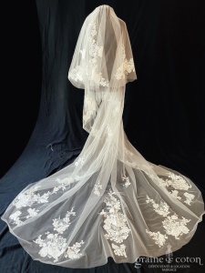 San Patrick pour Pronovias - Voile long de 3 mètres en tulle fluide ivoire bordé de dentelle