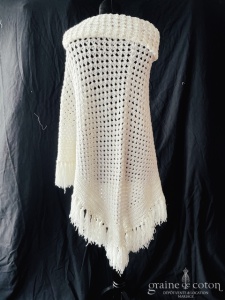 Création - Grand châle triangulaire en laine ajouré ivoire clair fait main