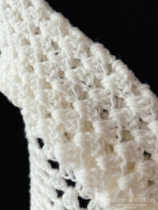 Création - Grand châle triangulaire en laine ajouré ivoire clair fait main