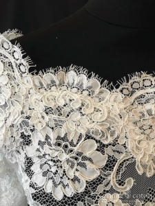 Bianco Evento - Boléro long encolure bateau à manches 3/4 en dentelle ivoire
