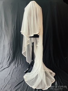 Création - Voile long de 2,20 mètres en tulle fluide ivoire bordé d'un large biais de satin