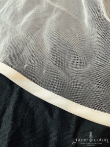 Création - Voile long de 2,20 mètres en tulle fluide ivoire bordé d'un large biais de satin
