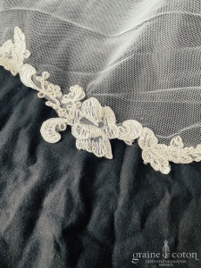 Cymbeline - Voile long de 3 mètres en tulle ivoire bordé de dentelle