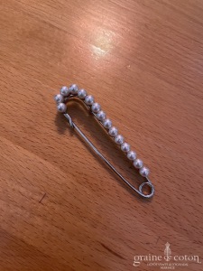 Attache traîne épingle à nourrice perlée