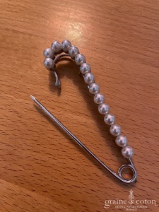 Attache traîne épingle à nourrice perlée