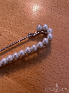 Attache traîne épingle à nourrice perlée