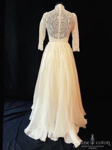 Edith Bréhat - Création en organza de soie et dentelle à manches longues et col montant