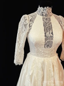 Edith Bréhat - Création en organza de soie et dentelle à manches longues et col montant