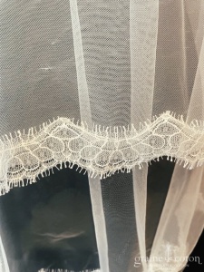 Création - Voile court en tulle fluide bordé de fine dentelle