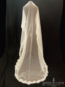 Jeanne Source - Voile long de 2,5 mètres bordé de dentelle de Chantilly ivoire clair