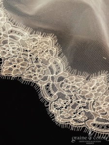 Jeanne Source - Voile long de 2,5 mètres bordé de dentelle de Chantilly ivoire clair