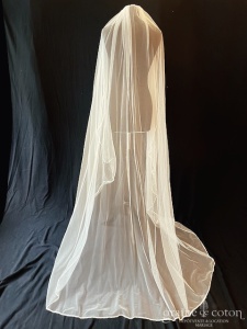 Laure de Sagazan - Voile long de 200 cm en tulle souple ivoire bordé d'un fin galon de dentelle