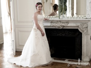 Rêves de mariée - Robe en organza ivoire et fines broderies violettes