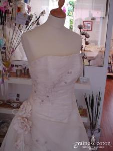 Rêves de mariée - Robe en organza ivoire et fines broderies violettes