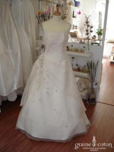 Rêves de mariée - Robe en organza ivoire et fines broderies violettes