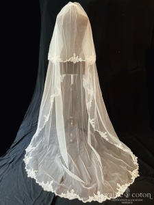Les reines d'Emilie - Voile long Reina de 250 cm en tulle ivoire clair bordé d'une dentelle de Chantilly