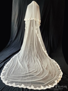 Demetrios - Voile long de 3 mètres en tulle fluide ivoire bordé de dentelle perlée