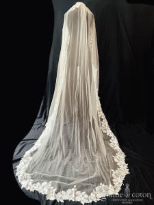 Bianco Evento - Voile simple long de 250 cm en soft tulle ivoire bordé d'une dentelle guipure florale