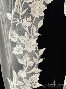 Bianco Evento - Voile simple long de 250 cm en soft tulle ivoire bordé d'une dentelle guipure florale