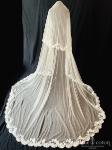 Rosa Clara - Voile Suave long de 350 mètres en tulle fluide ivoire clair bordé de dentelle