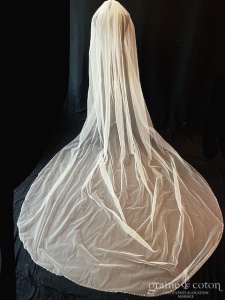 Pronovias - Voile long de 350 cm en tulle ivoire bordé de perles nacrées