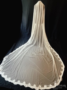Pronovias - Voile cathédrale long de 350 cm en tulle fluide bordé de dentelle ivoire