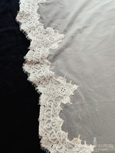 Pronovias - Voile cathédrale long de 350 cm en tulle fluide bordé de dentelle ivoire