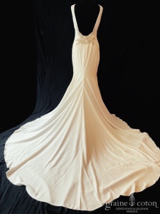 La Sposa pour Pronovias - Création fourreau en crêpe ivoire clair