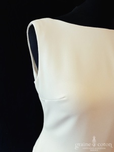 La Sposa pour Pronovias - Création fourreau en crêpe ivoire clair