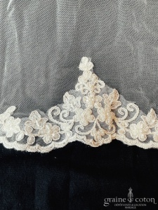 Bianco Evento - Voile long de 250 cm en tulle souple ivoire bordé de dentelle perlée