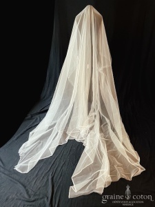 Création - Voile long de 300 à 400 cm en tulle ivoire souple bordé de perles