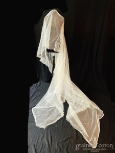 Création - Voile long de 300 à 400 cm en tulle ivoire souple bordé de perles