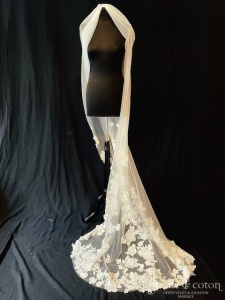 Selestia - Voile long de 220 cm en tulle fluide ivoire clairet appliques de guipure perlée