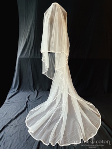 Amarildine - Voile long de 300 cm en tulle ivoire clair bordé d'un fin galon de dentelle