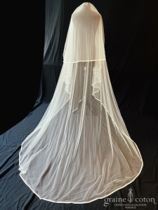 Amarildine - Voile long de 300 cm en tulle ivoire clair bordé d'un fin galon de dentelle