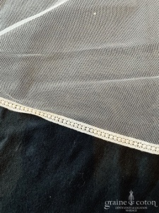 Amarildine - Voile long de 300 cm en tulle ivoire clair bordé d'un fin galon de dentelle