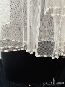 Création - Voile court en tulle ivoire clair bordé de perles