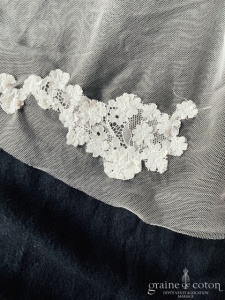 Cymbeline - Voile long de 200 cm en tulle fluide bordé de pétales en organza et dentelle de Chantilly